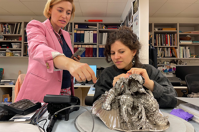 Winterthur/University of Delaware Class of 2026 Fellow Daisy Diamond investigating the tureen lid with a borescope alongside Cleveland Museum of Art Object Conservator Colleen Snyder. 