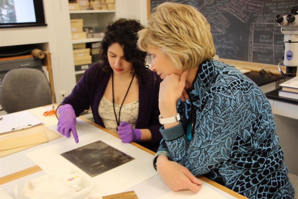 ​Karissa Murator (UD 2017, WUDPAC 2020) consults with photo conservator Debra Hess Norris during the Photographic Materials Block.