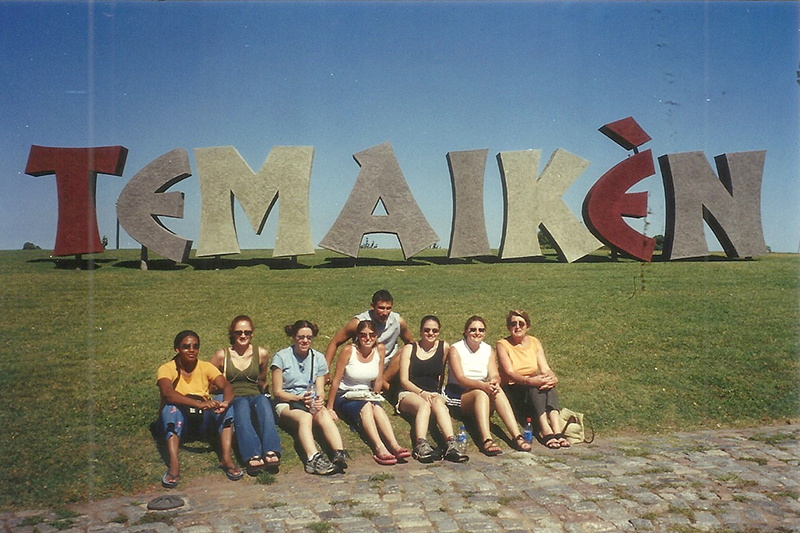 Musik and students on a visit to the Temaikèn Biopark zoo in January 2003. 