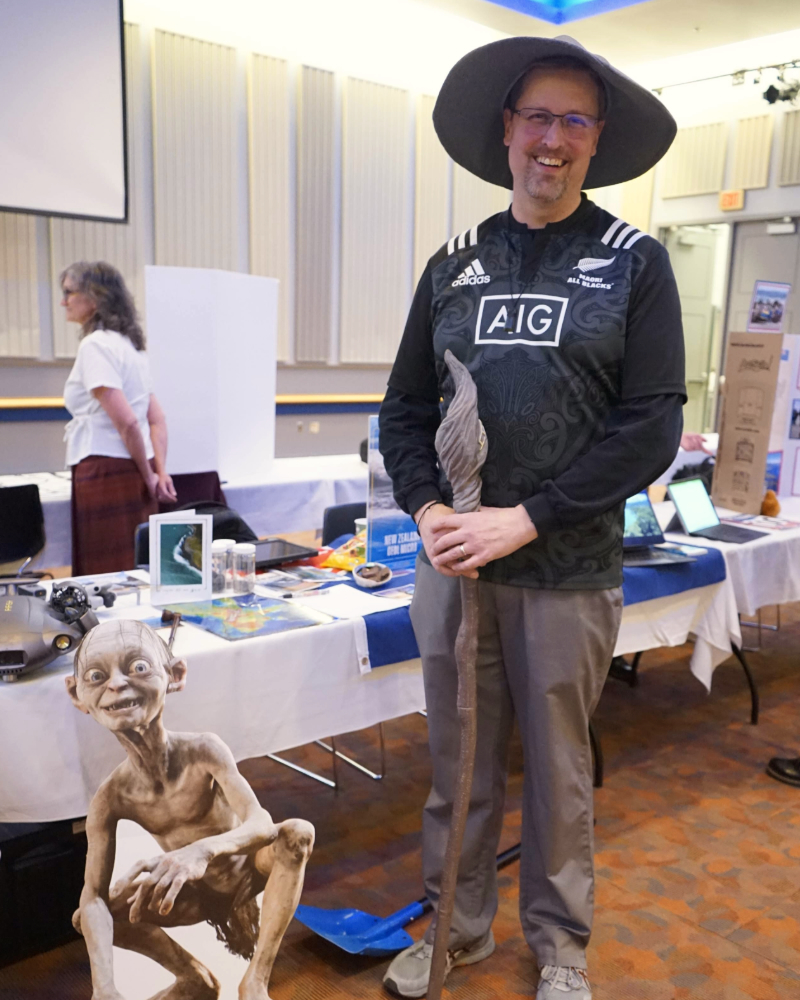 Professor Art Trembanis from the School of Marine Science and Policy was one of many Faculty directors at the Spring Study Abroad Fair. His table was decorated to promote his Winter 2024 New Zealand GEOL micro program. 