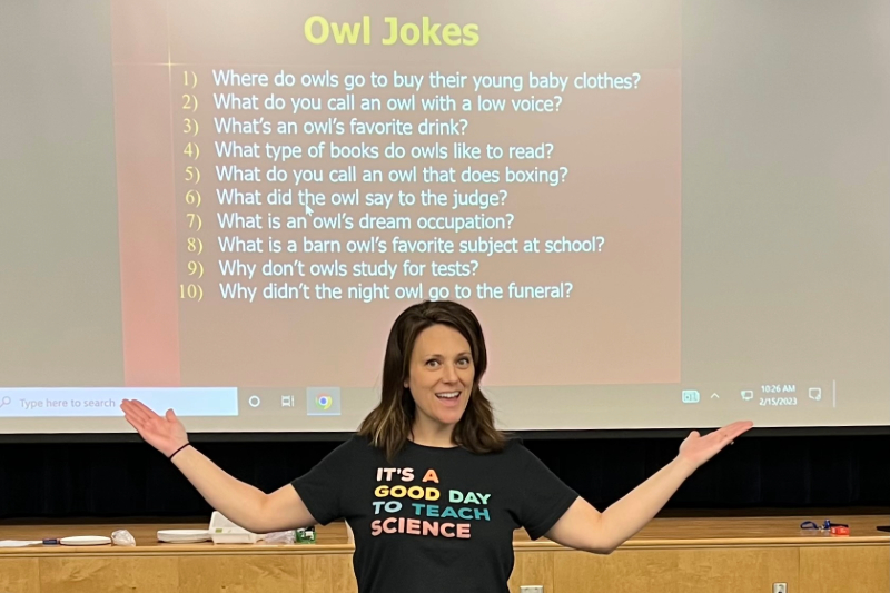 University of Delaware alumna and elementary science teacher Maria D’Aguiar Cobb shares owl jokes with third graders at Mount Pleasant Elementary School.