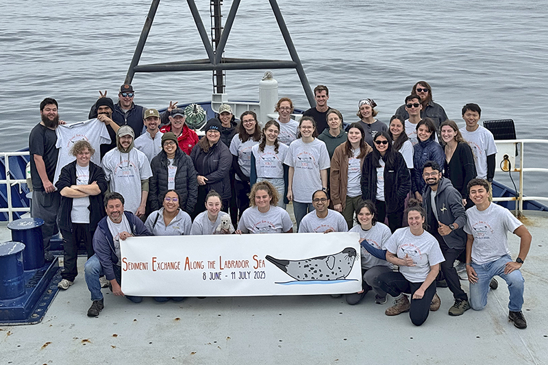 The scientists and crew on the SEALS expedition.